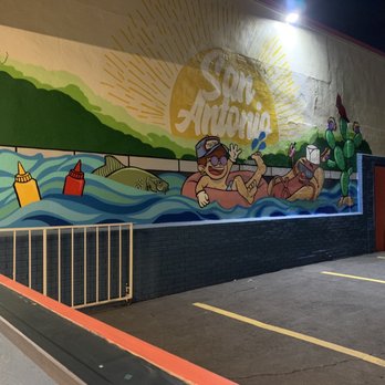 El Chunky - Outdoor side view - Hot Dogs Near Me - San Antonio, Texas