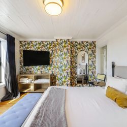 Tower Hotel - Enjoy a cozy stay with a queen-size bed, smart TV, mini-split AC, and free Wi-Fi throughout the property. The building features an elevator