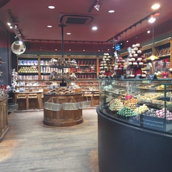 Maison Georges Larnicol - Beautiful store inside - Chocolatiers & Shops Near Me - Paris, 75