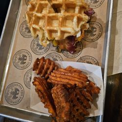 Loda Bier Garten - Chicken and waffles