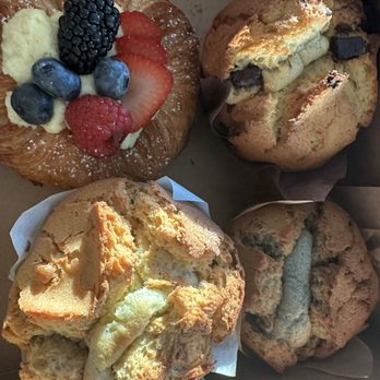 Le Coffee Shop - Freshy baked Muffins: Blueberry, Orange Chocolate Chunk, and Lemon Poppy Seed - Breakfast & Brunch Near Me - Temecula, California