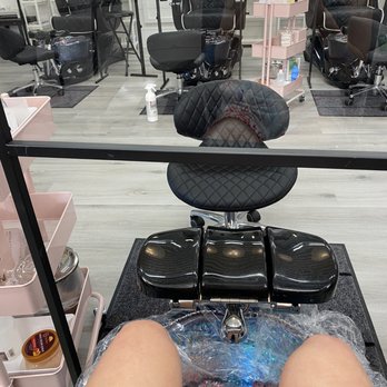 Blush Nails Lounge - Partitions are you and lots of space around us - Nail Salons Near Me - St. Helena, California