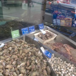 Centre Leclerc - Snails and lobsters in the fresh produce section