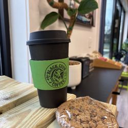 Black Crow Coffee - Snickers latte and cookie