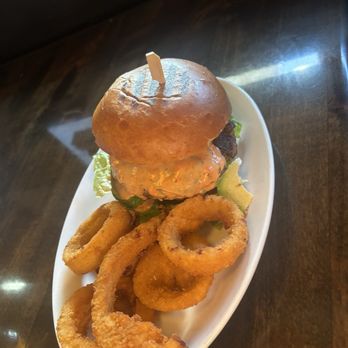 Pete's Brewhouse - California burger - Pizza Near Me - Redding, California