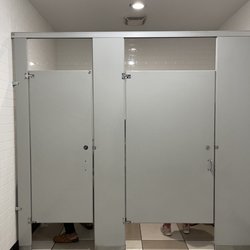 Valero - Women's bathroom