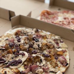 Pizza Of Venice - House smoked / cured meats w Ham, Bacon, Mushroom, Olive, and Chicken on house made garlic and cream white sauce