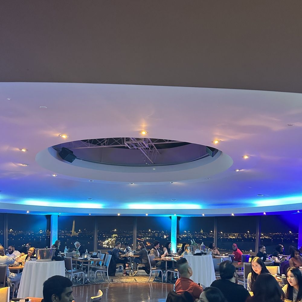 Skydome Restaurant - The dining room area. - Lounges Near Me - Arlington, Virginia