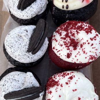 Mia's Bakery - Cupcakes - Oreo and Red Velvet - Bakeries Near Me - Brooklyn, New York