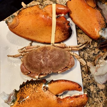 Shyer's Lobster Pounds - three cooked lobsters - Seafood Markets Near Me - Salem, New Hampshire