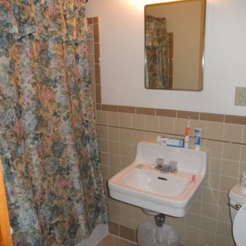 Pine Knot Motel - The tile in the bathroom was spotless at the Pine Knot Motel, South Yarmouth, MA - Hotels Near Me - South Yarmouth, Massachusetts