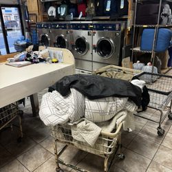 Family Laundromat - Unkept and unclean environment.