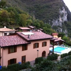 Residence Monte Gargnano - Vorn das Haupthaus mit den 3 Zimmern, dem Gästerestaurant und Pool. Dahinter die Chalets