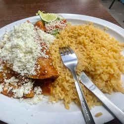 Taqueria el Muñeco - Our shredded beef enchiladas, san the beans.