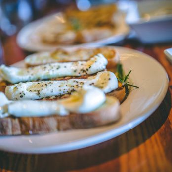 Pizzeria Tra Vigne - Mozzarella "al Minuto" hand-pulled fresh mozzarella, garlic, grilled crostini, olive oil - Pizza Near Me - Saint Helena, California