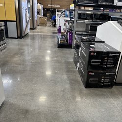 Pacific Kitchen & Home - Lazy employee!!! Sees people walking around and chooses to ignore! Fire his ass!