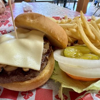 Campstool Cafe - 07.05.24 Mushroom Bison Burger - Cafes Near Me - Devils Tower, Wyoming