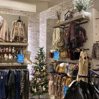 Altar'd State Oakbrook Center - Clean and organized throughout - Women's Clothing Near Me - Oak Brook, Illinois