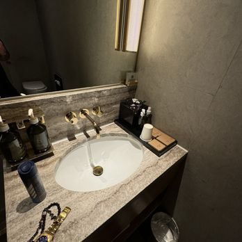 The Pier, Business - Inside private shower room - Airport Lounges Near Me - Hong Kong, HK