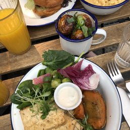 Season bowl - tofu, patatas brava, Mac & no cheese, breakfast burger