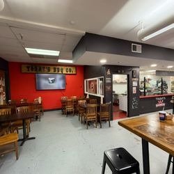 Tommy's BBQ - Inside area, plenty of seats