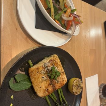 El Valle - Salmon con Mixed Vegetables(vegetales mixtos) - Barbeque Near Me - Hialeah, Florida