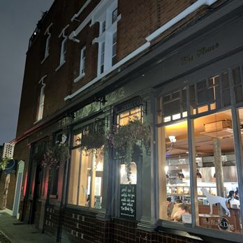 The Black Dog - Outside - Pubs Near Me - London, XGL