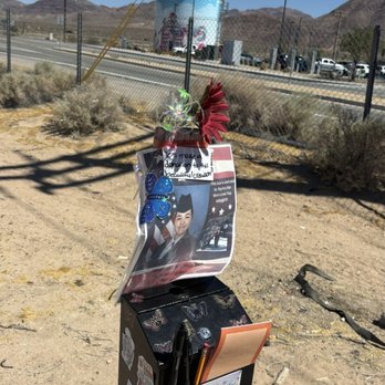 EddieWorld - Trinket box across from Eddies World - Service Stations Near Me - Yermo, California