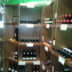 El Vegano - Bodega. Vinos de bodegas variadas. Para tomar allí y comprar.