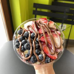 Juice Appeal - Savor our Organic Açaí Bowl with a mix of juicy organic blueberries and sweet strawberries, all drizzled with almond goodness.