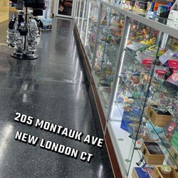 OM Smoke & Convenience Store