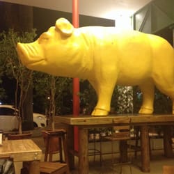 O Porketa - Um porco amarelo gigante de decoração