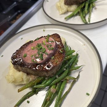 Lo-Fi Lounge & Dining - Filet with red wine butter mash potatoes and haricots verts - Lounges Near Me - Modesto, California Lo-Fi Lounge & Dining - Filet with red wine butter mash potatoes and haricots verts - Lounges Near Me - Modesto, California