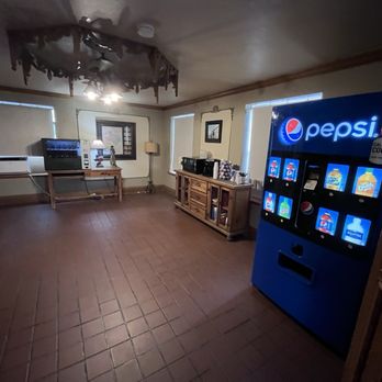 Big Texan Motel - Front office where nothing is offered.  Soda machine is broken. - Hotels Near Me - Amarillo, Texas