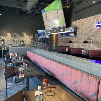 Parry's Pizzeria & Taphouse - the seating area - Pizza Near Me - Arvada, Colorado