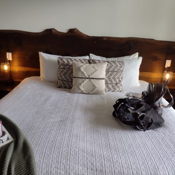 Fraser River Lodge - The bed in the bison suite - Hotels Near Me - Agassiz, British Columbia