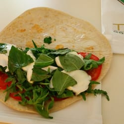 Toto's Pizzeria Italiana - Piadina mit Büffel-Mozarella, Tomaten, Ruccola, Olivenöl und Basilikum, 4,90€.