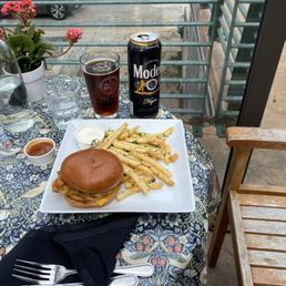 Crispy Chicken Sandwich w/can of Modela Crispy Chicken Sandwich w/can of Modela