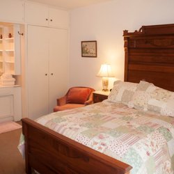 Bed and Breakfast on Capitol HIll - Laurel room with Sink