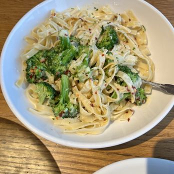 Olive Garden Italian Restaurant - Fettuccine Alfredo with broccoli - Italian Near Me - Palmdale, California
