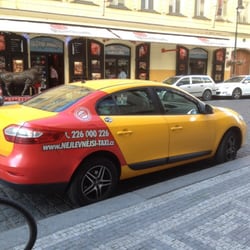 Nejlevnější Taxi - Jejich vozy jsou zlute s cervenym pruhem pres kufr!
