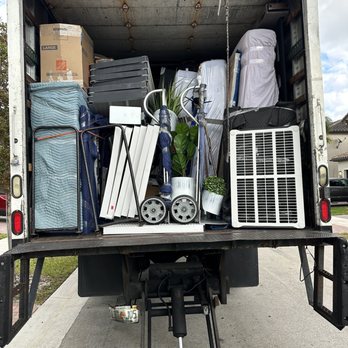 Miami Movers For Less - They stuffed all belonging in this truck and did not move everything. On top of it they took their sweet time. - Movers Near Me - Miami, Florida Miami Movers For Less - They stuffed all belonging in this truck and did not move everything. On top of it they took their sweet time. - Movers Near Me - Miami, Florida
