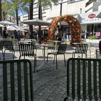 sweetgreen - Healthy Salads, Wraps, and Bowls - Outdoor seating - Salad Near Me - Miami, Florida