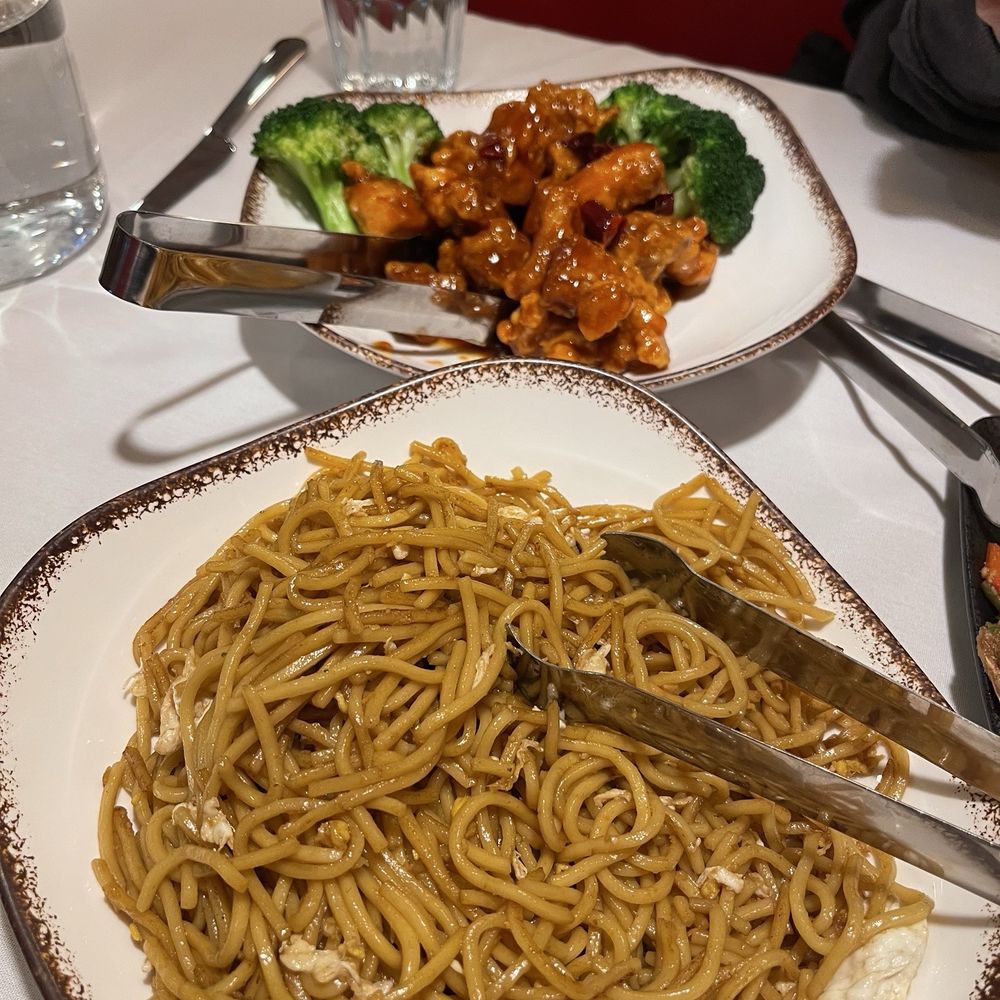 Lo mein, general Gaus chicken Lo mein, general Gaus chicken