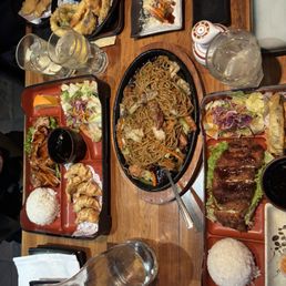 Bentos, yakisoba, soup