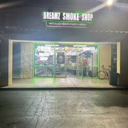 Dreamz smoke shop - Outdoor business signage and entryway
