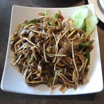 Sy Thai - Drunken Noodle with chicken - Thai Near Me - Troy, Michigan Sy Thai - Drunken Noodle with chicken - Thai Near Me - Troy, Michigan