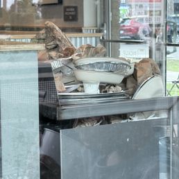 Restaurant dirty. Do better!