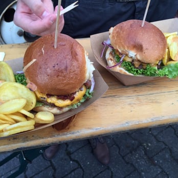 Guerilla Gröstl - Rechts Cheeseburger, links Bacon Cheeseburger - Food Trucks Near Me Guerilla Gröstl - Rechts Cheeseburger, links Bacon Cheeseburger - Food Trucks Near Me