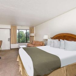 Days Inn by Wyndham Bedford - Guest room